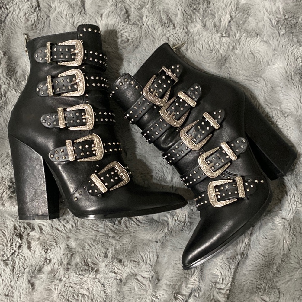 Steve Madden comet buckle studded Boots sz6.5
